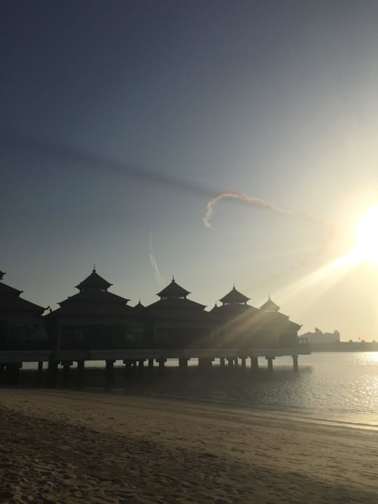 Strand mit Blick auf die Wasservillen Anantara The Palm Dubai Resort