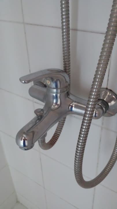 Verkalte und schmutzige Armaturen Ekaterini Hotel