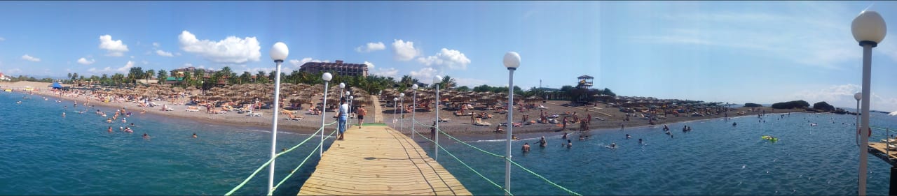 Widok z pomostu na plaże Justiniano Park Conti