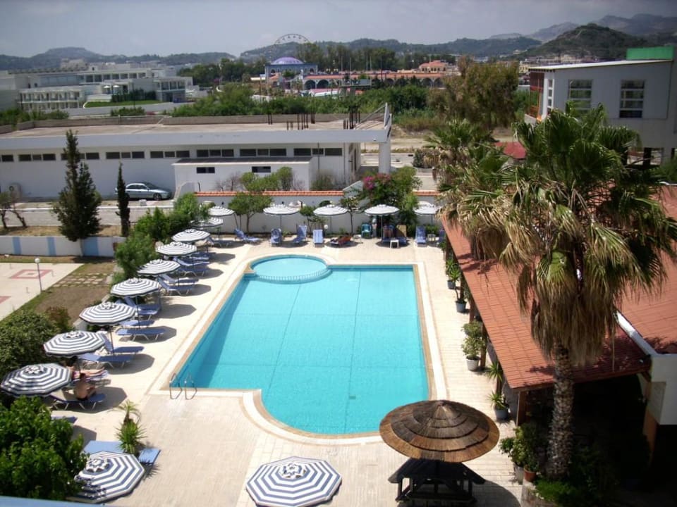 Die Poolanlage von oben Hotel Faliraki Bay