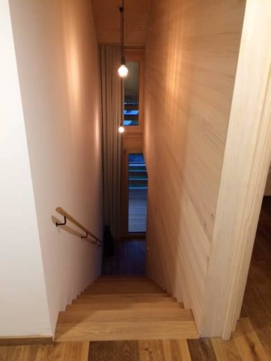 Treppe zwischen Wohnbereich und Schlafbereich alpen select apartments Kleinwalsertal