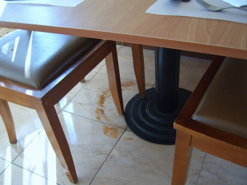 Restaurant wie der Boden,so die Tische Hotel Yara Beach Club