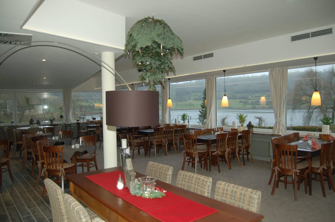 Winterliche Ansicht großer Saal Pension Maarblick