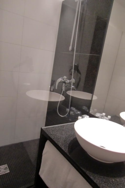 Waschtisch und Dusche Motel One Hamburg-Alster