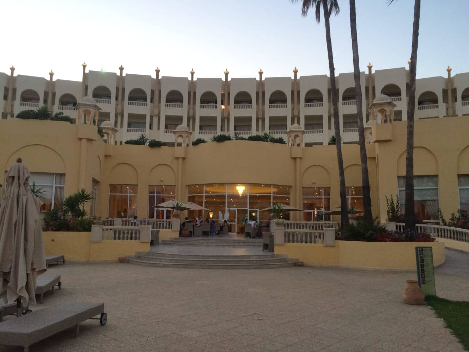 Blick auf die Terrasse und das Hotel Steigenberger Marhaba Thalasso Hammamet