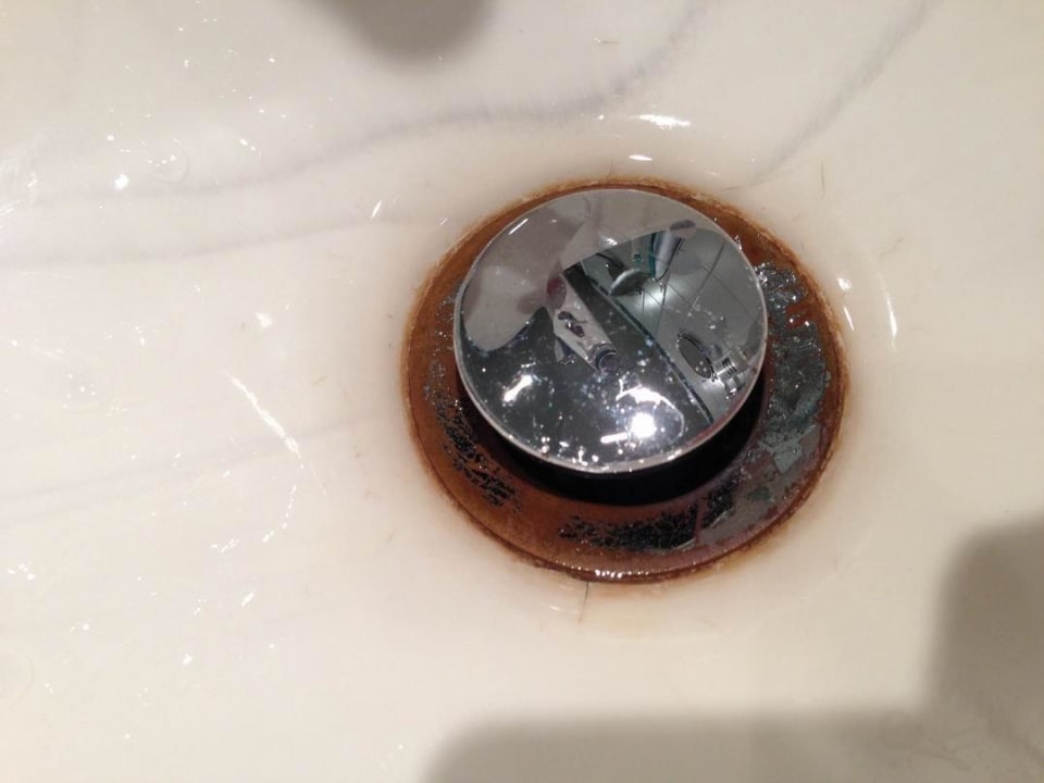 Abfluß verrostet.  Mercure Hotel Düsseldorf Ratingen