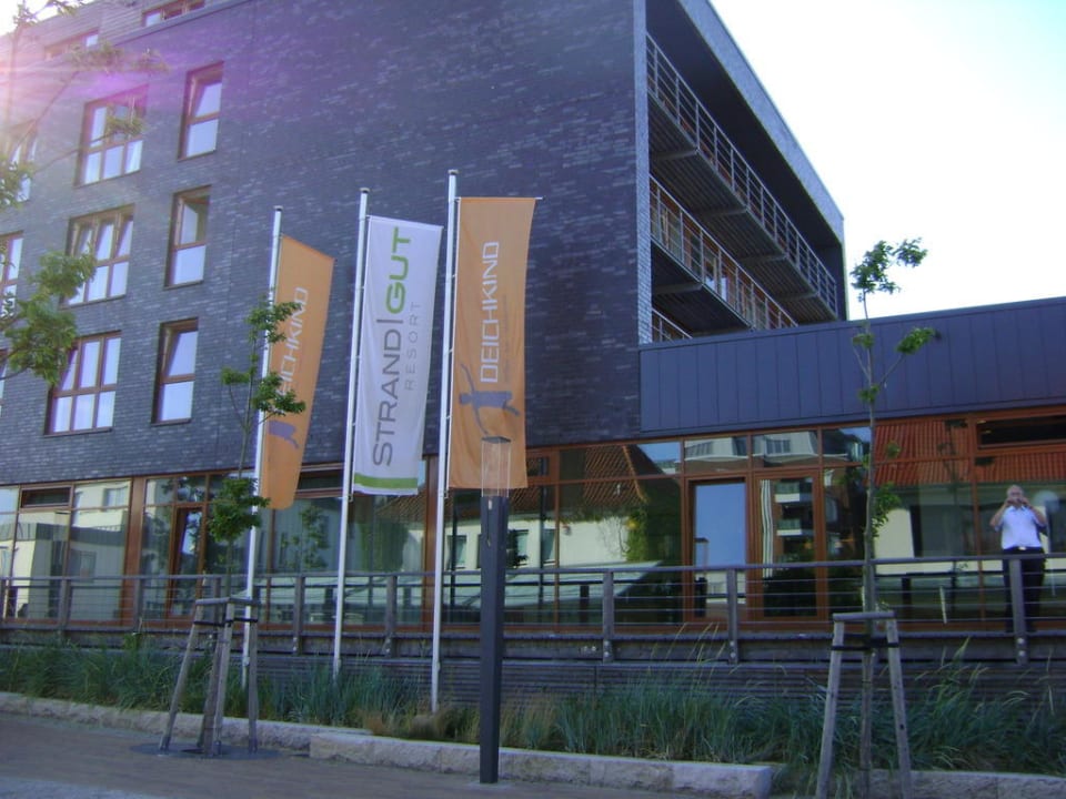 Seitenblick auf das Hotel Strandgut Resort
