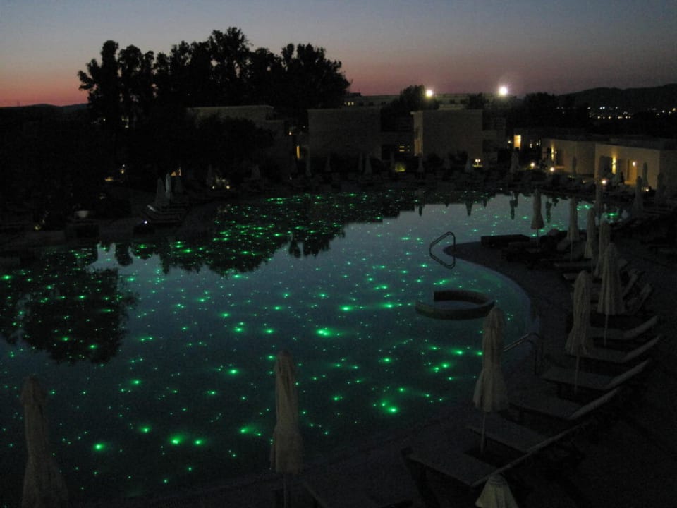 Hauptpool bei Nacht SENTIDO Port Royal Villas & Spa
