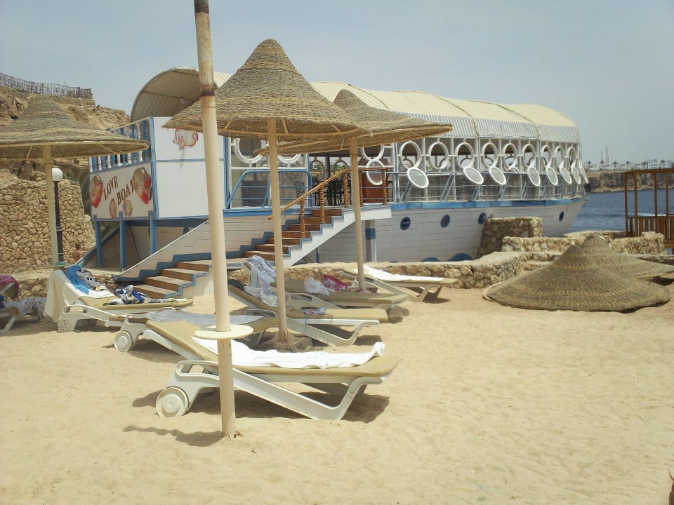 Schirme liegen im Sand Dreams Vacation Resort