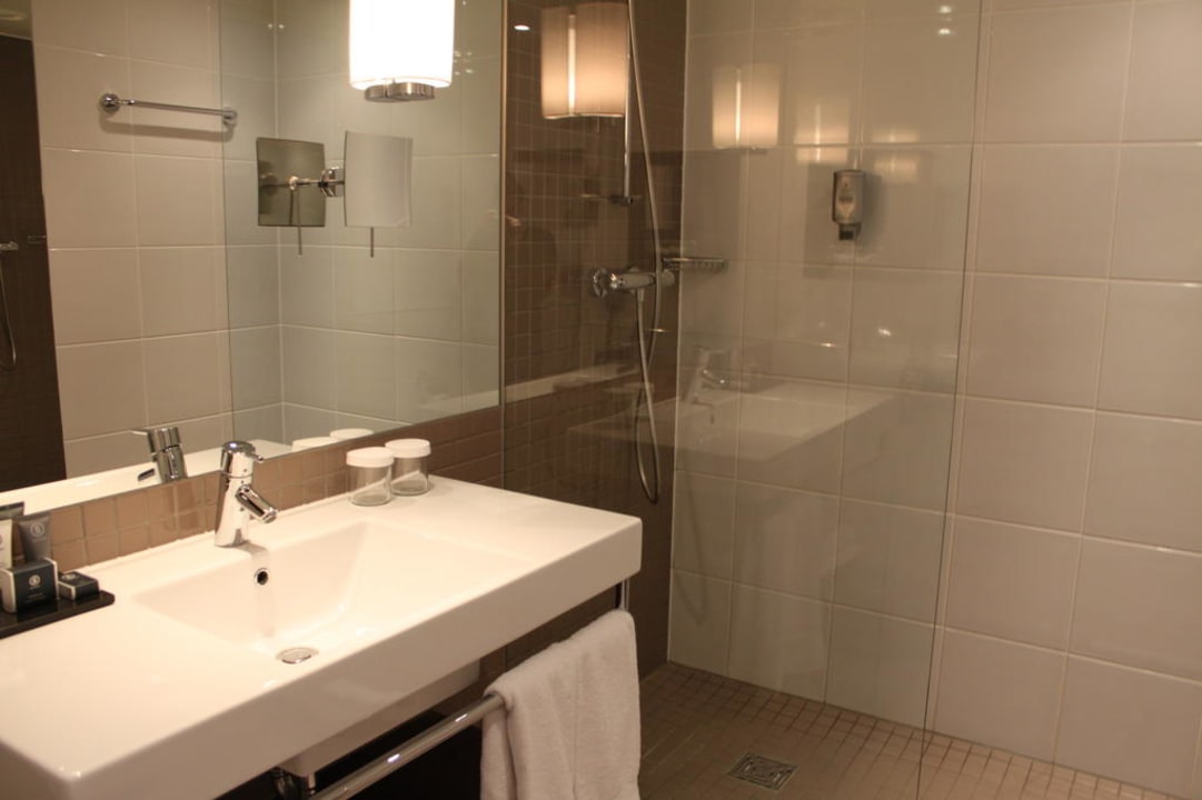 Bad mit Dusche Mövenpick Hotel Amsterdam City Centre