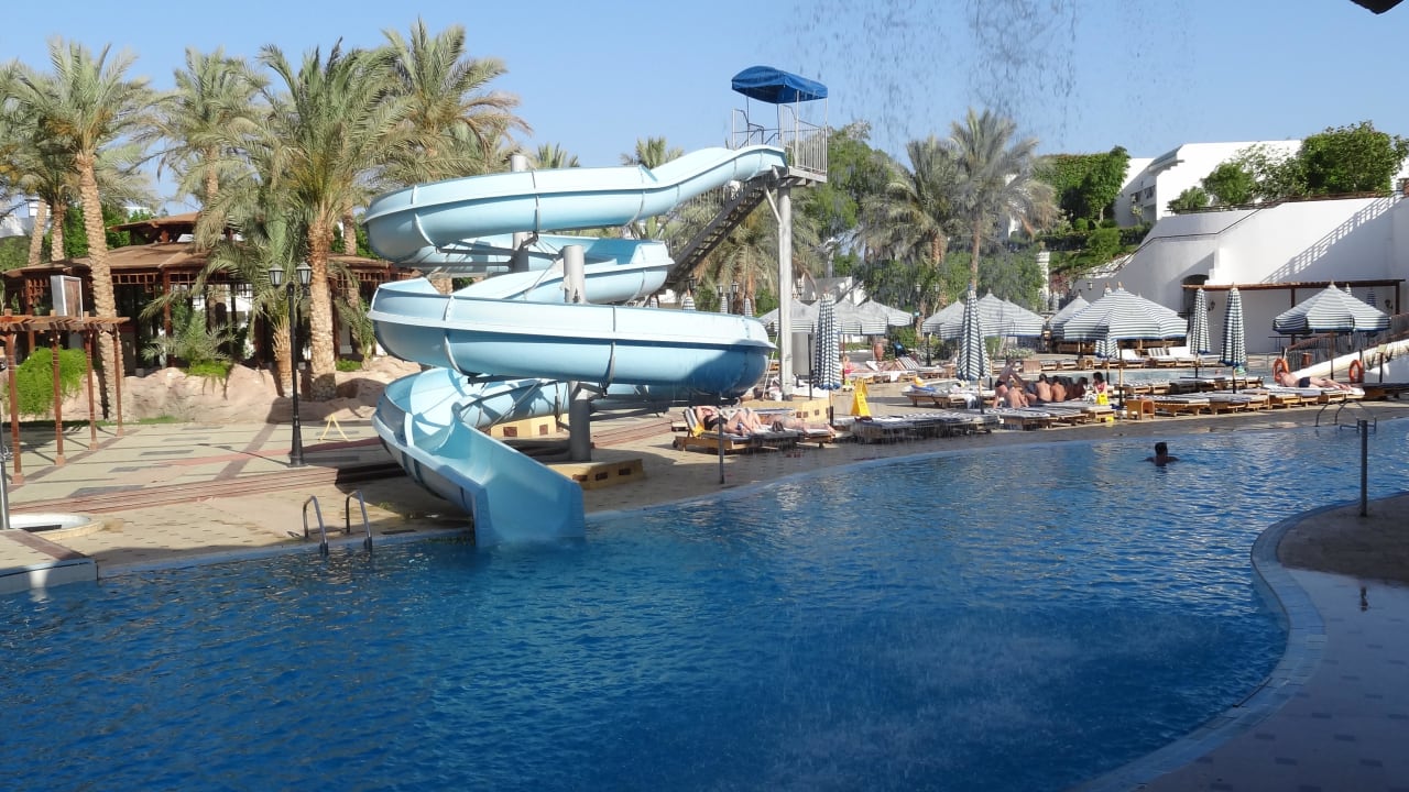 Kleiner Pool mit Rutsche und Wasserfall Sultan Gardens Resort