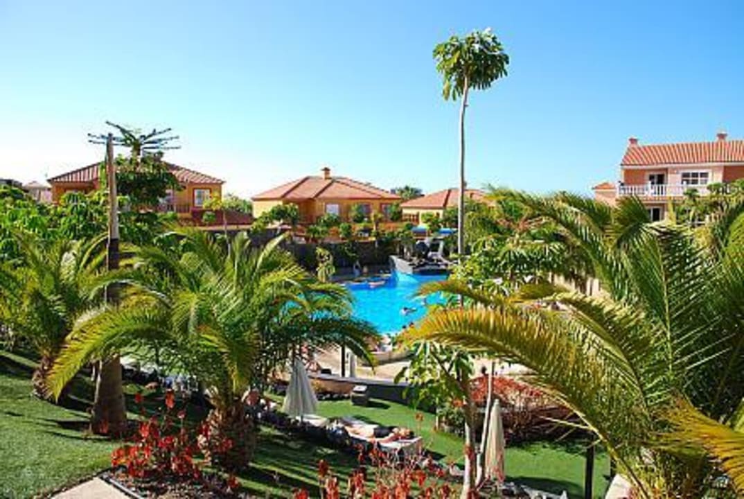Blick von Block A auf Garten und Pool Hotel El Duque