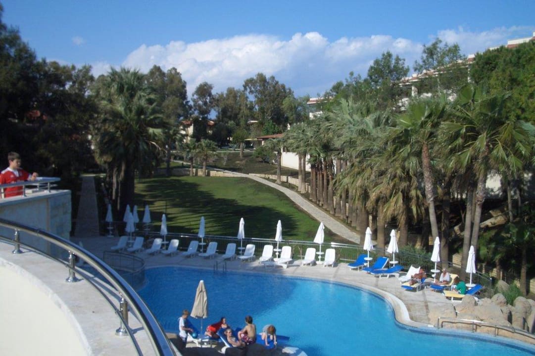 Unterer Pool und Weg zu den Apartments Melas Holiday Village