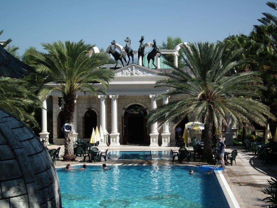 Blick vom Pool zum Restaurant Hotel Yetkin