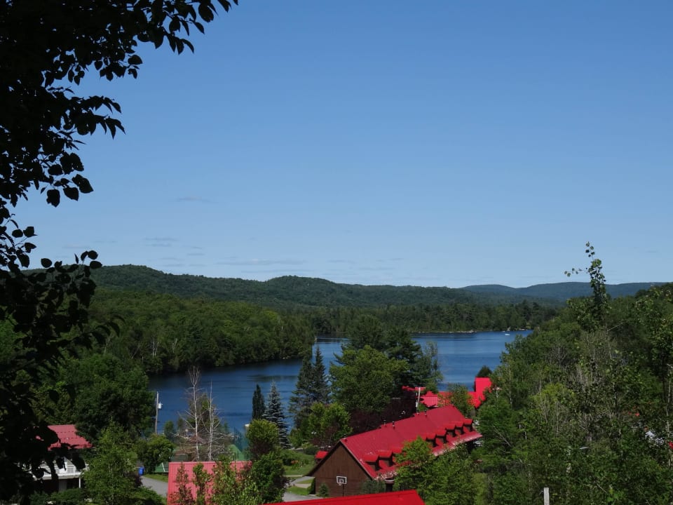 Blick über die Ferienanlae Auberge du Lac Morency