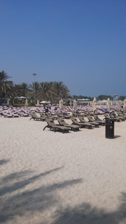 Liegen, Liegen, Liegen Radisson Blu Hotel & Resort Abu Dhabi Corniche