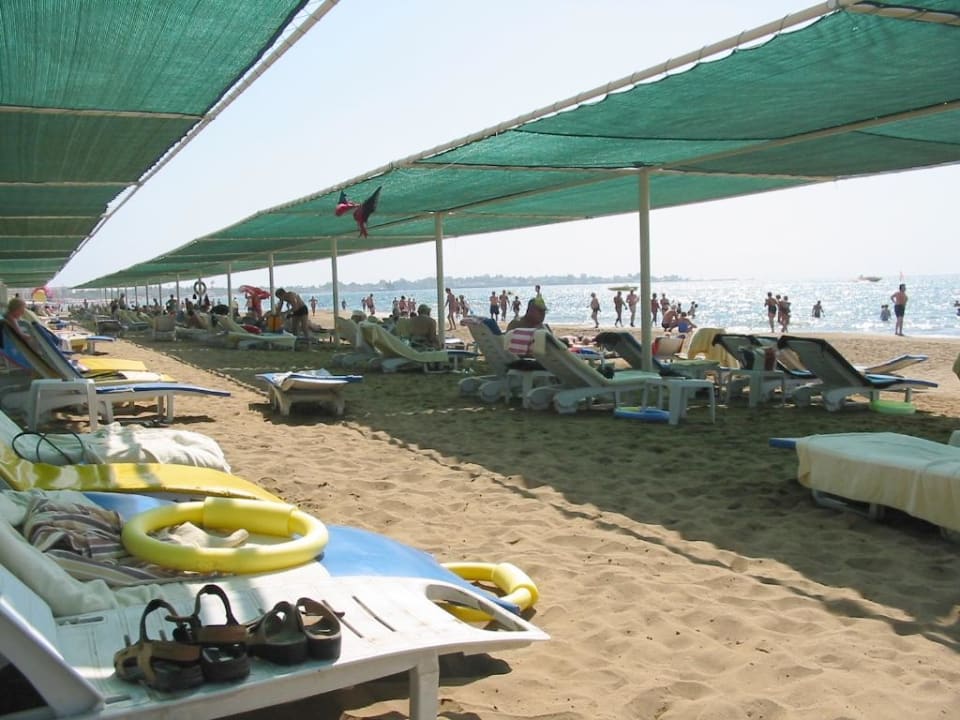 am hoteleigenen Strand Melas Holiday Village