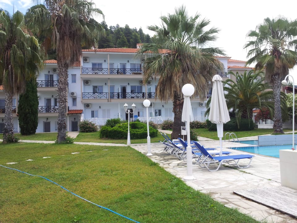 Blick vom Strand auf das Hotel Acrotel LilyAnn Boutique