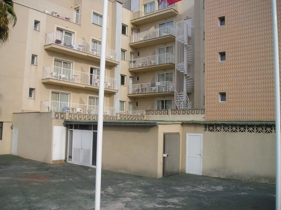 Hotel von Kreisverkehrseite Hotel Sant Jordi