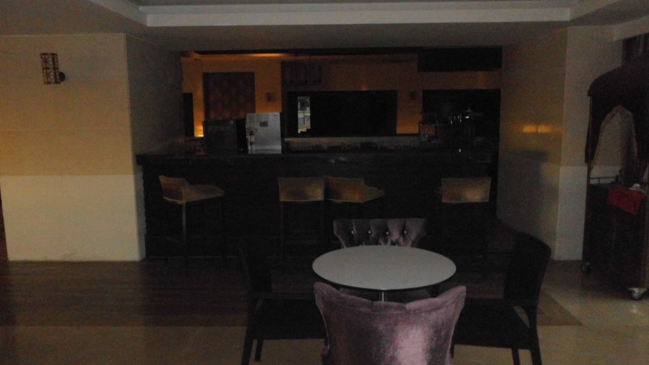 Lobby Side Aluna Hotel