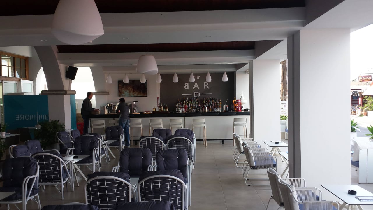 Links davon Frühstücks-Abendessenraum + á la Carte Sentido More Meni Residence & Suites