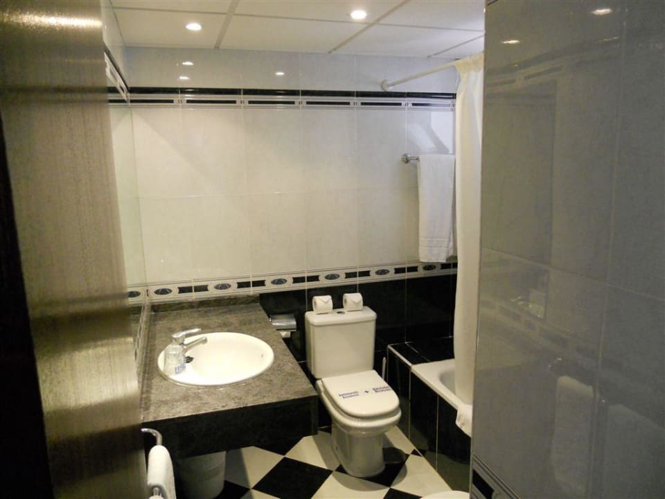 Blick ins Bad mit Wanne (rechts unter Fenster) Barceló Portinatx - Adults only