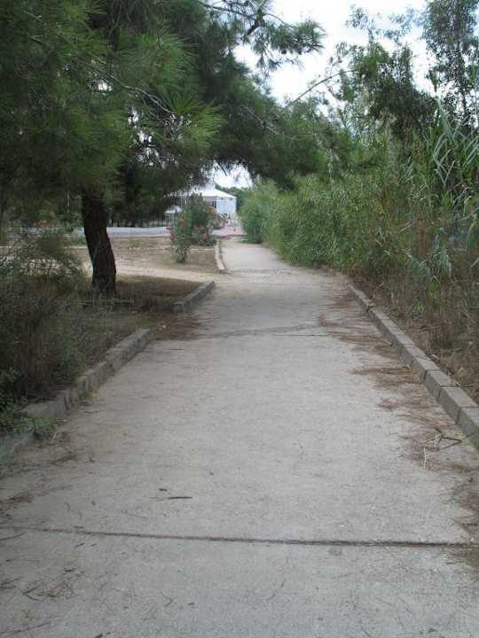 Der Weg zum Strand Hotel Mari