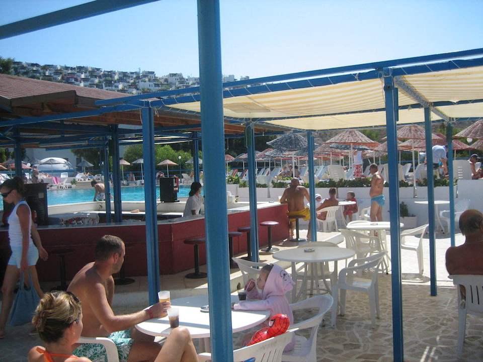 Bar przy basenie Woxxie Hotel