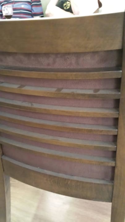 Sauberkeit der Stühle in der Bar Ramada Resort Kusadasi & Golf