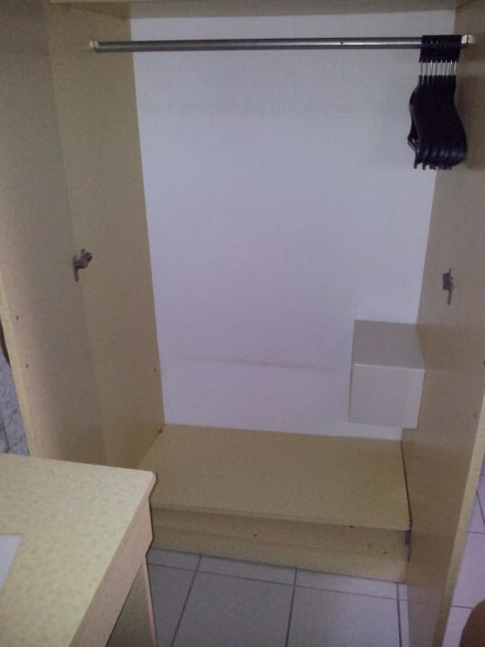 Geöffneter Schrank  Grand Uysal Beach & Spa Hotel