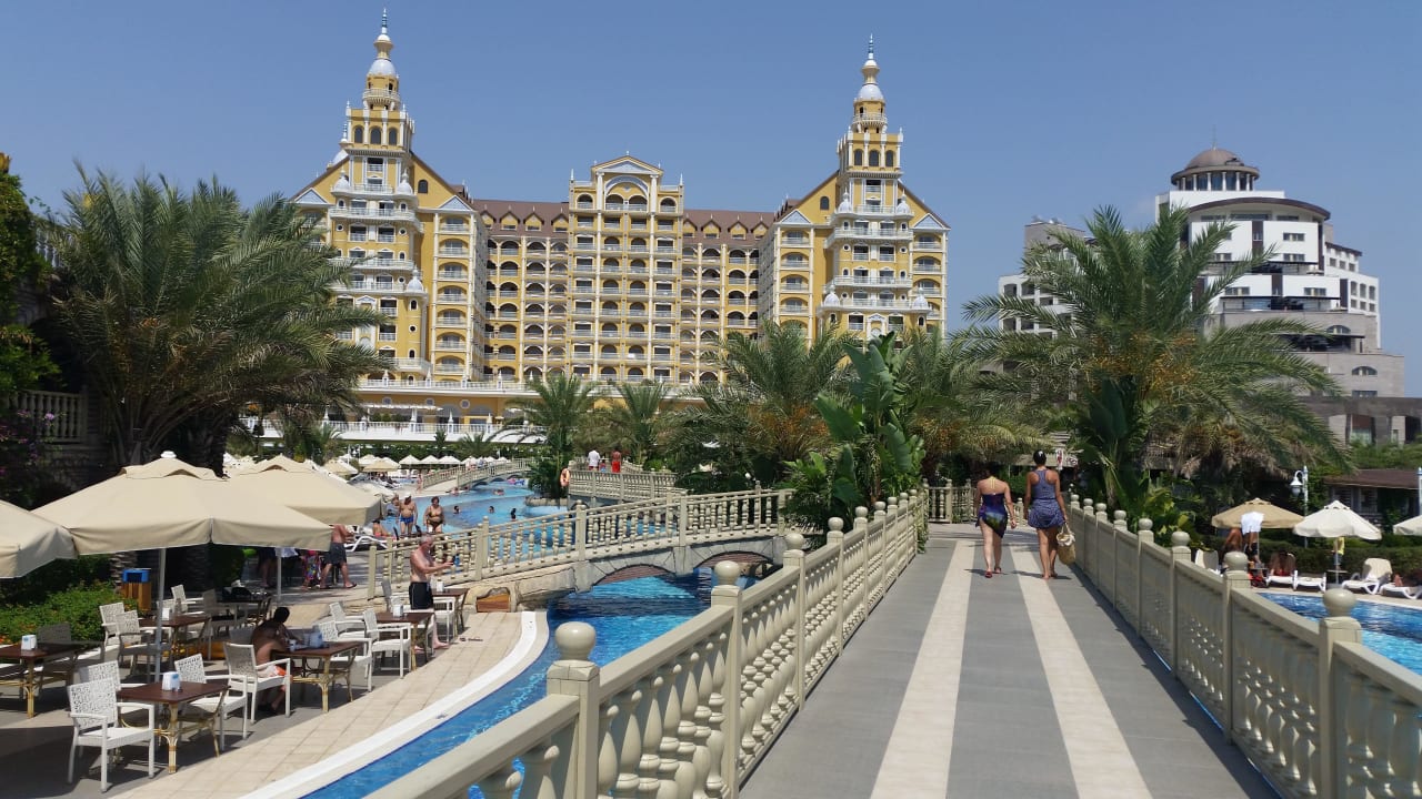 Le pont qui traverse l hôtel pour aller jusqu'à lamer Royal Holiday Palace