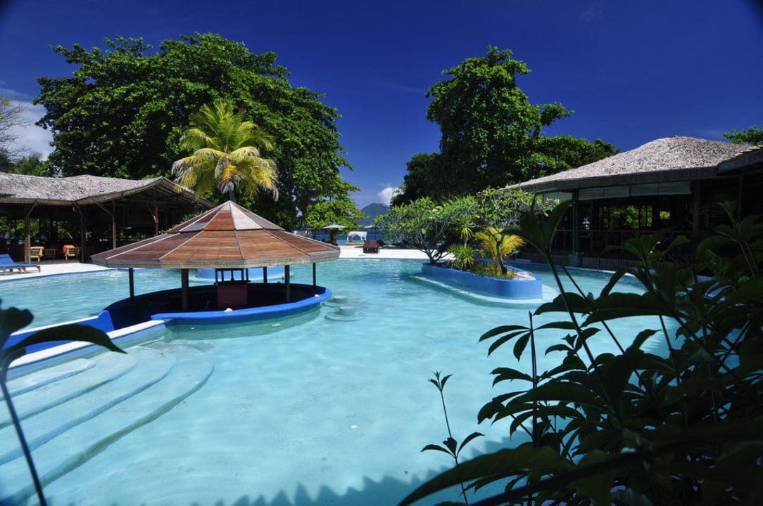 Poolanlage, Lobby links, Restaurant links Hotel Siladen Resort & Spa