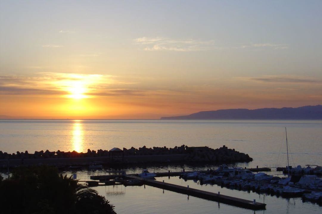 Sonnenaufgang über dem Fischerhafen Hotel Garibaldi