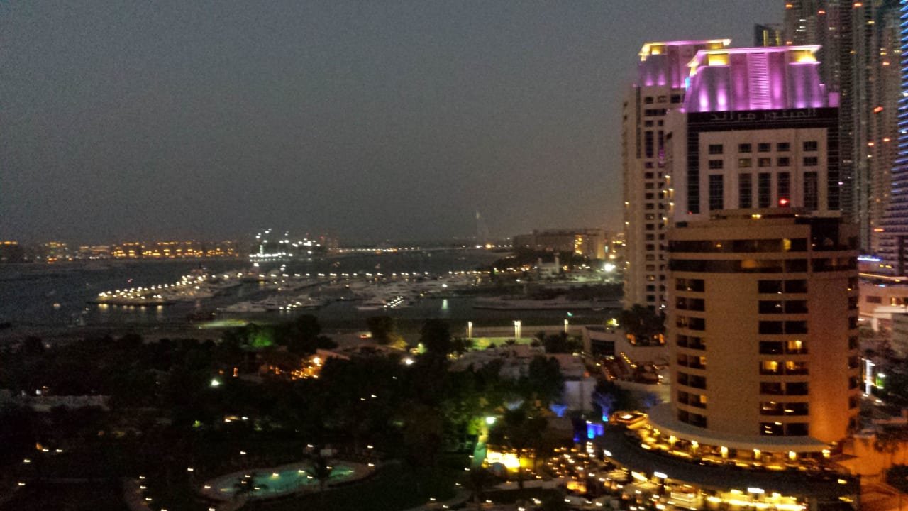 Ausblick bei Nacht; Royal Tower Le Royal Méridien Beach Resort & Spa Dubai