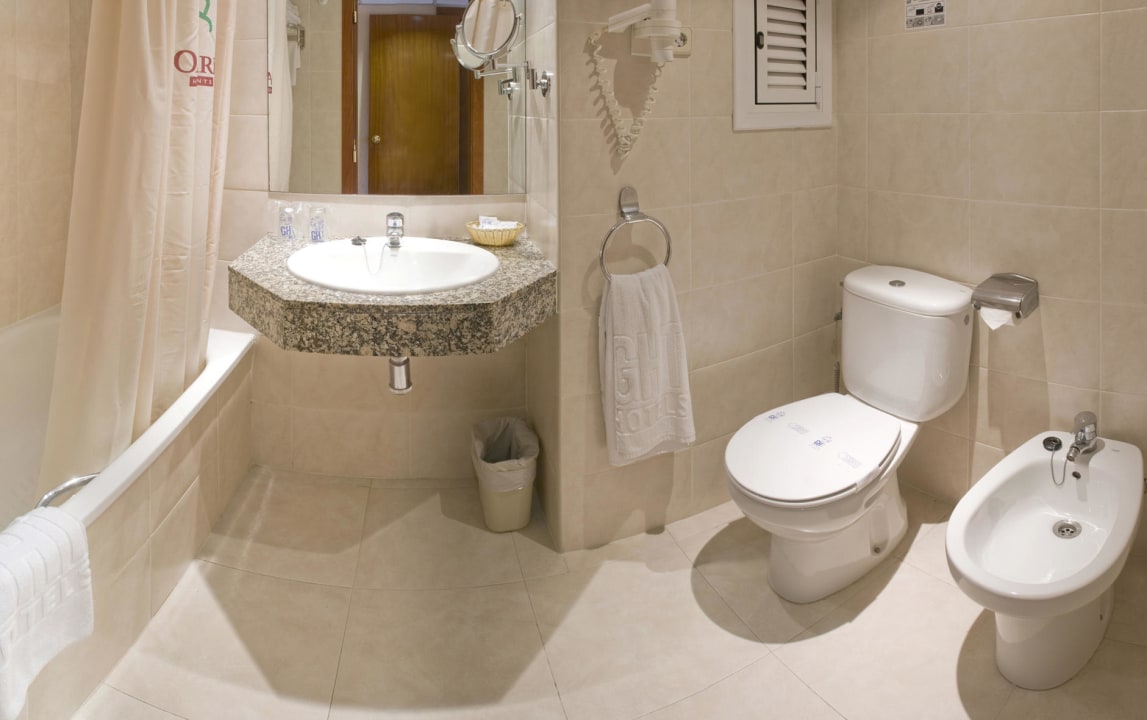 Baño apartamento GHT Oasis Park & Spa