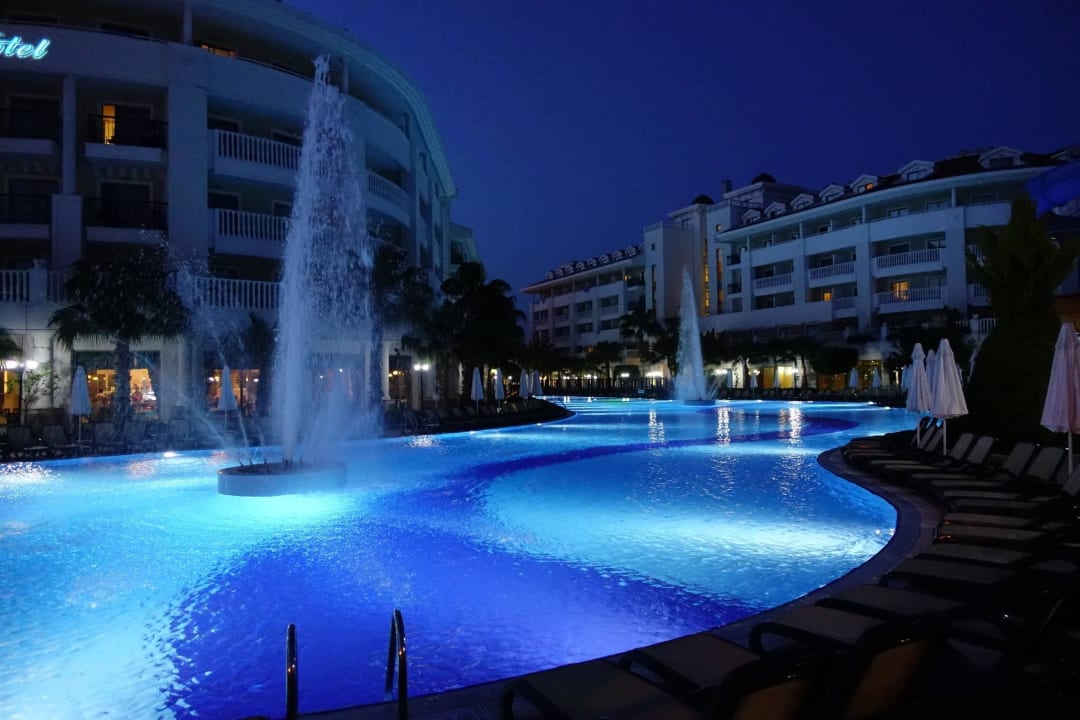 Pool bei Nacht Alba Queen Hotel