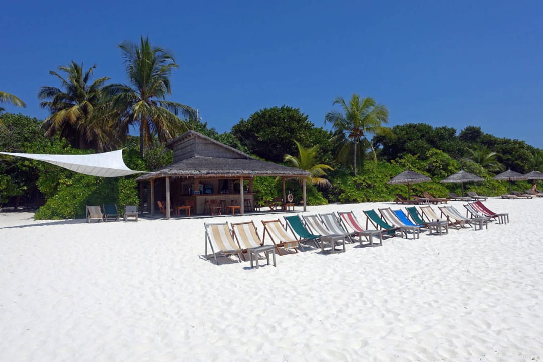 Strandbar mit Liegestühlen für den Sonnenuntergang NH Collection Maldives Reethi Resort