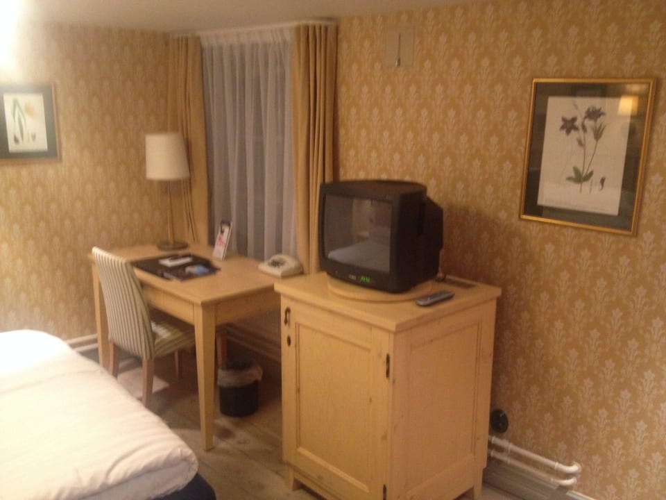 Schreibtisch, Minibar und kleiner Fernseher Best Western Hotel Royal