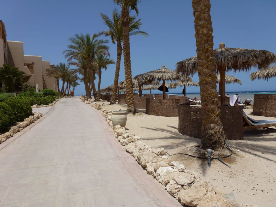 Strand vor Hotel The Breakers Diving & Surfing Lodge