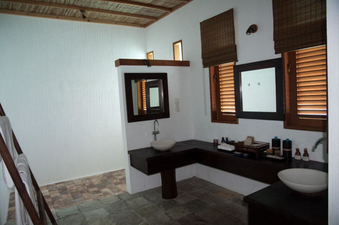 Badezimmer einer Hideaway Water Suite Hideaway Beach Resort & Spa