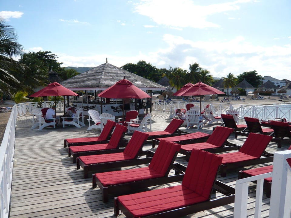 Relaxliegen am Strand Grand Muthu Club Caribbean Runaway Bay