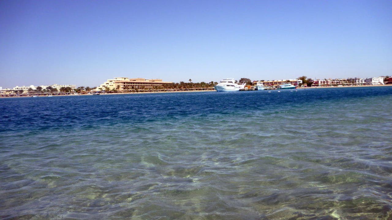 Blick von der Sandbank auf das Hotel Giftun Azur Resort