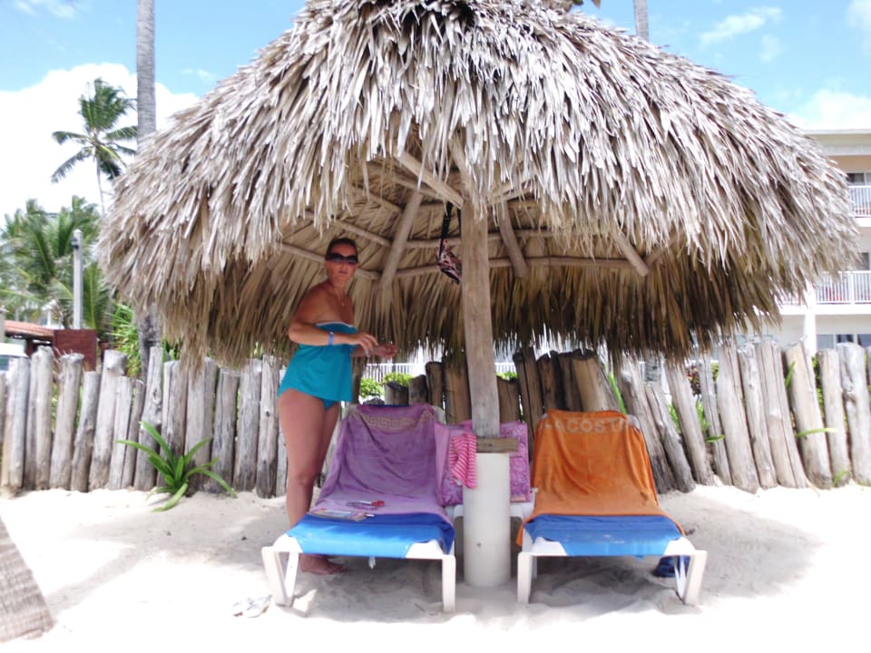 Schirm mit Liegen Vik Hotel Arena Blanca & Cayena Beach