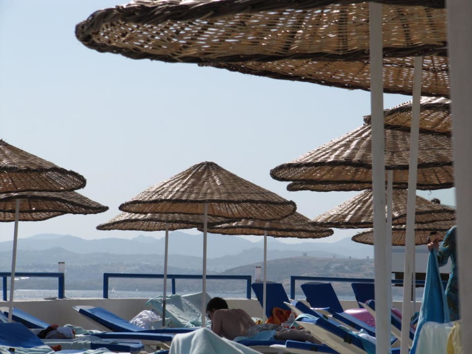 Leżaki przy basenie Bodrum Holiday Resort & Spa