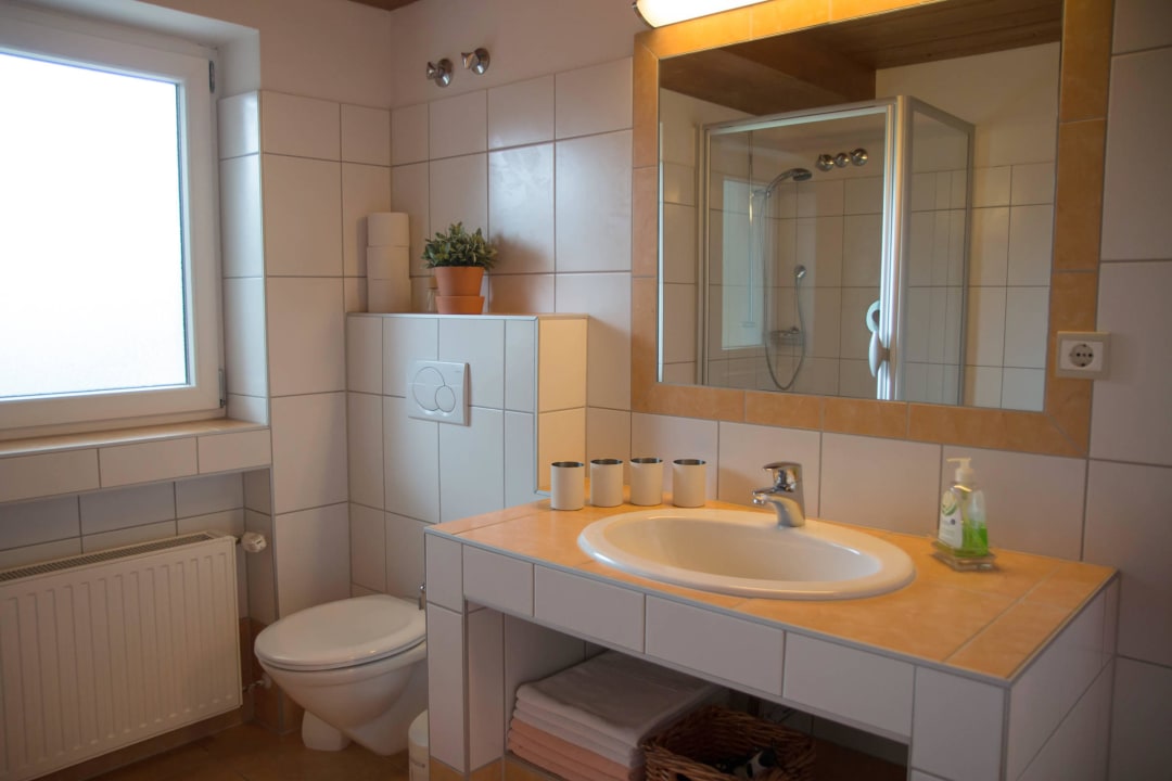 Badezimmer mit Dusche, Badewanne, WC - Typ B/Nr. 2 Apartments Ausfernerhof