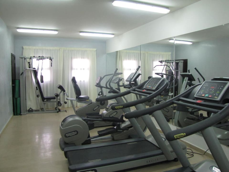Fitnessraum, 2 Laufbänder, Cross, Stepper und Multibank JAZ Aquamarine Resort
