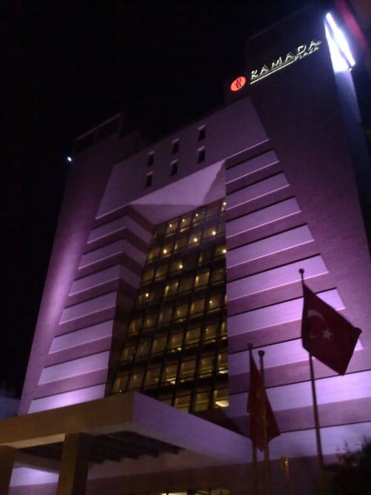 Bei Nacht Ramada Plaza by Wyndham Antalya