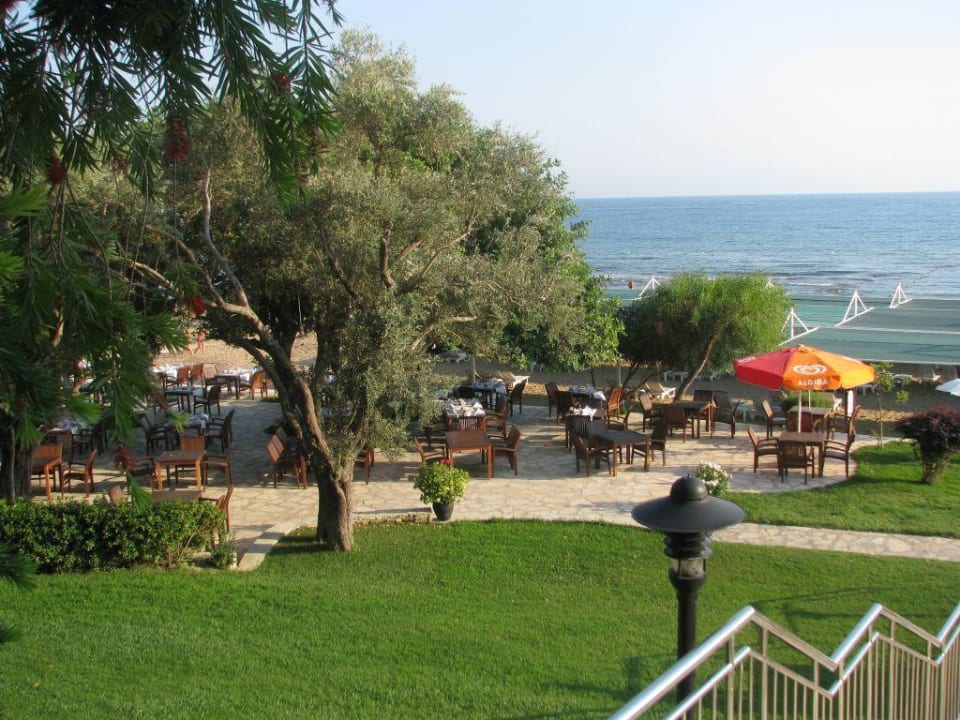 Reatauracja na plaży Melas Resort Hotel