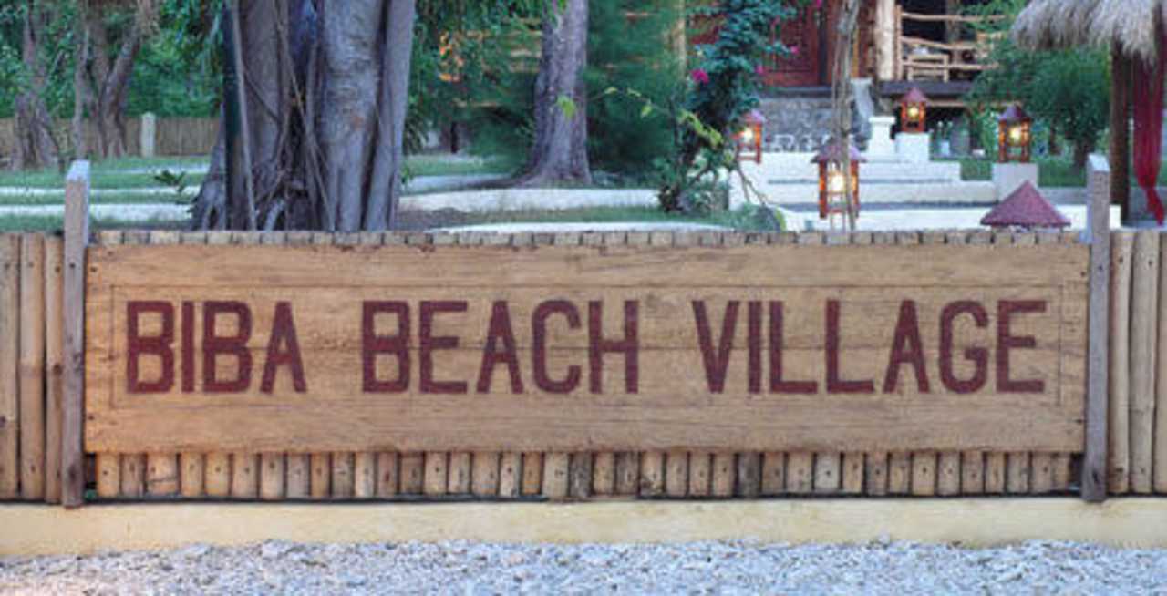 Eingangsbereich vor den Bungalowhütten Biba Beach Village Hotel