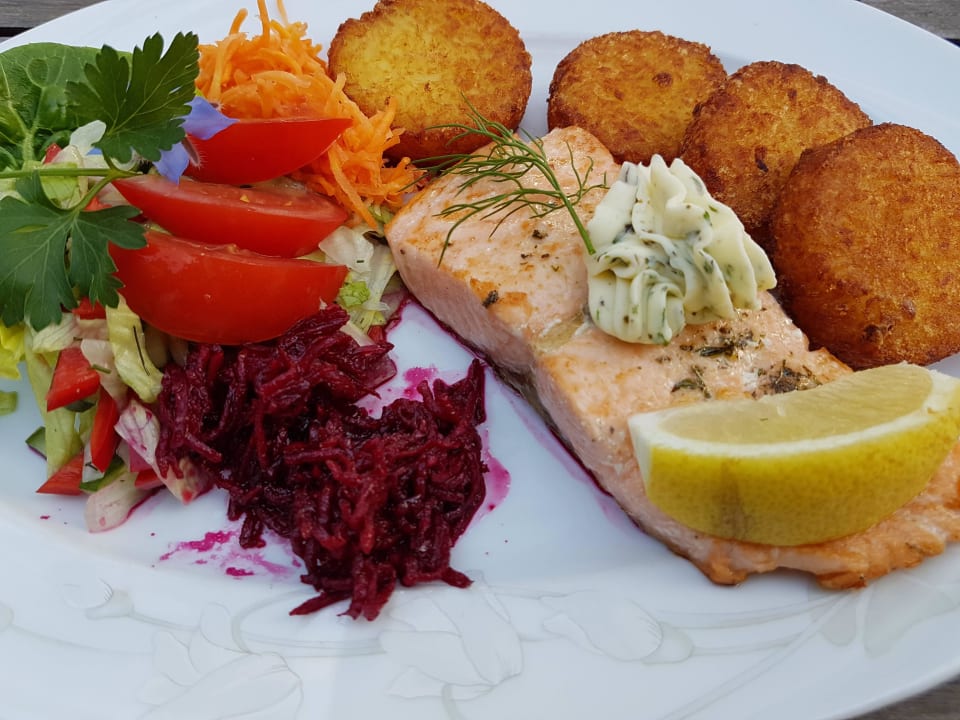 Lachsfilet mit Rösti und Salat Hotel Müllers Gasthof
